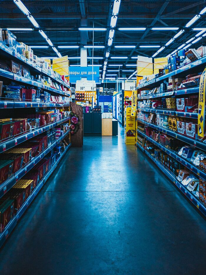 Cashiers Reveal 35 Items That Make Them Give Customers The Side Eye At The Register