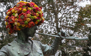 These City Statues Got A Floral Makeover That’s Brightening Up The Streets (20 Pics)